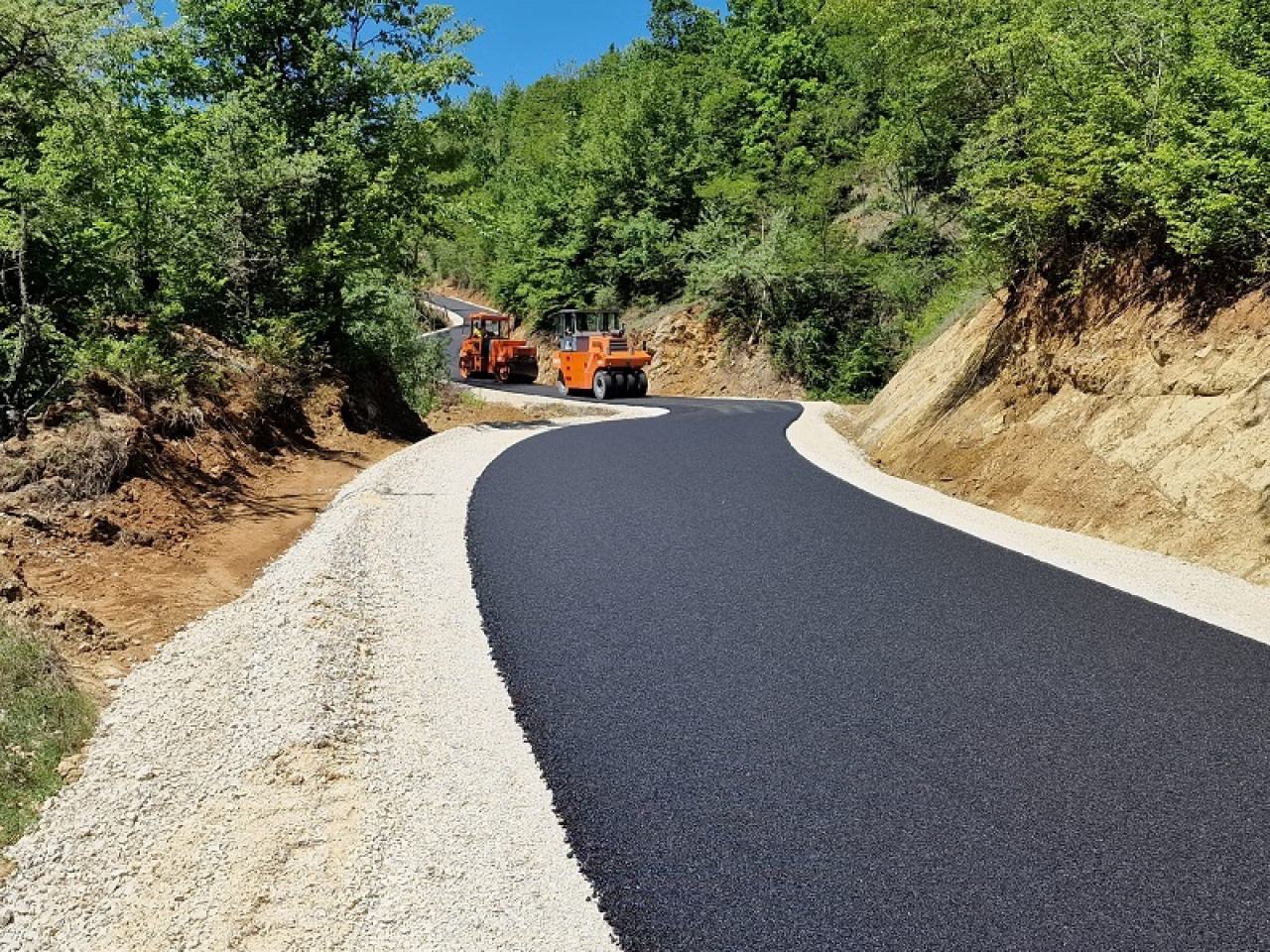 Počelo asfaltiranje puta Temska - Ragodeš - Pirot Plus Online